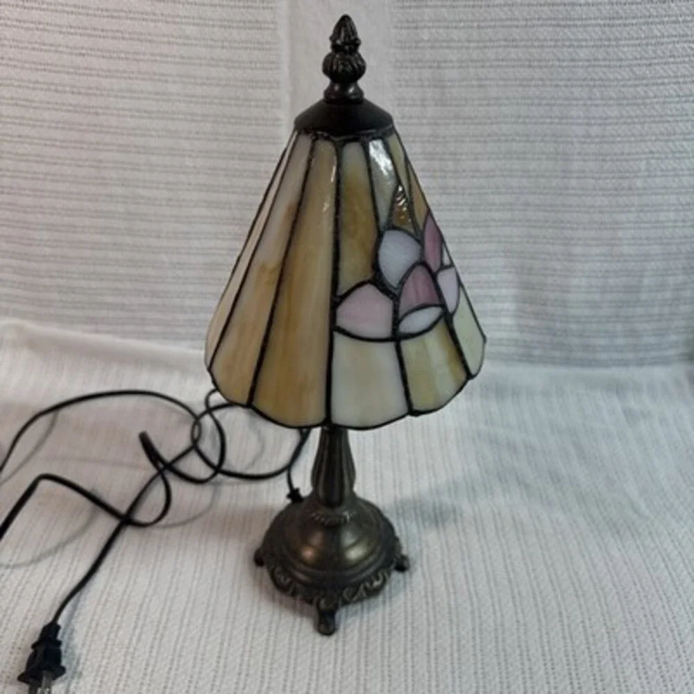 Tiffany Style Stained Glass Floral Lamp 14” Tall Art Nouveau
